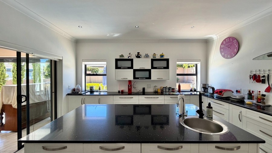 4 Bedroom Property for Sale in La Montagne Western Cape